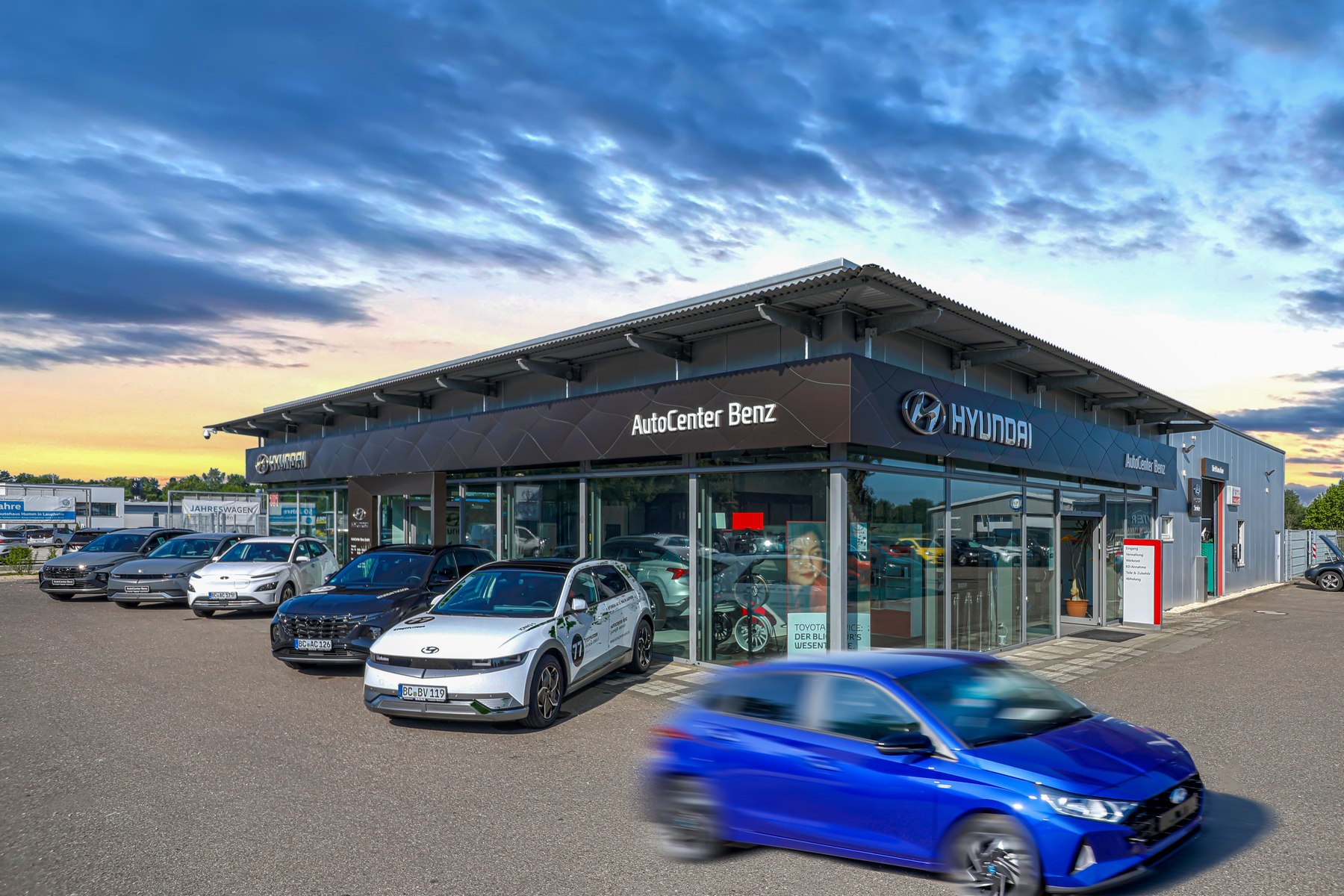 AutoCenter Benz Hyundai, Fassade zur blauen Stunde