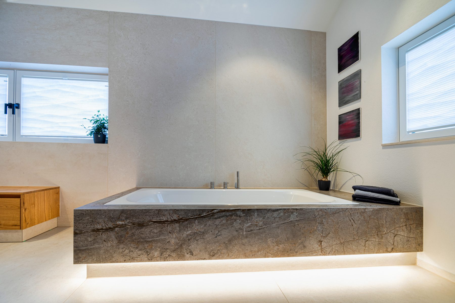 Badewanne mit Natursteinverkleidung, Nahaufnahme