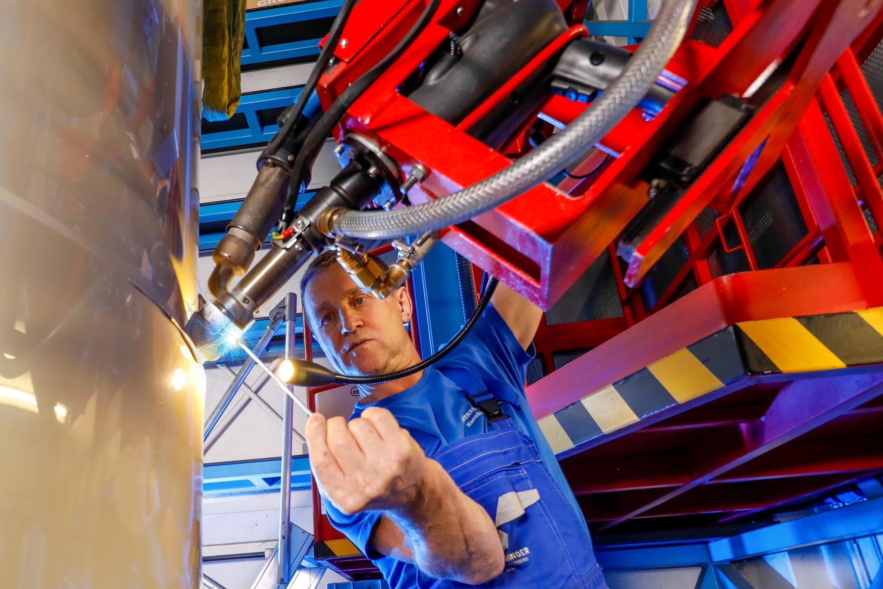 Metallbauer der Beerschwinger GmbH beim Schweißen, Nahaufnahme mit Funkenflug