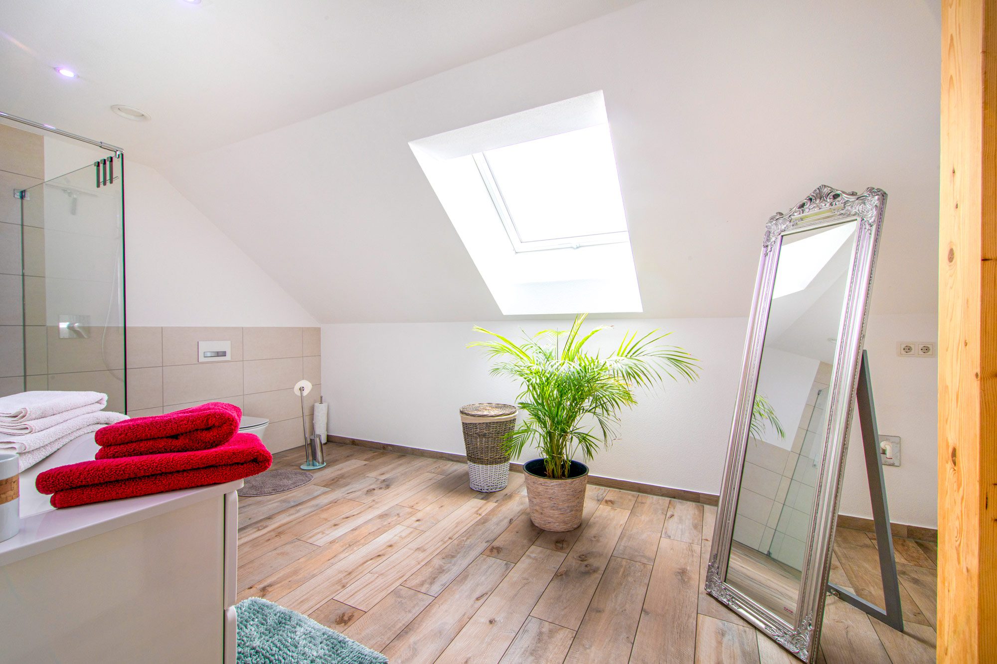 Badezimmer mit Dachfenster und Lichtstimmung
