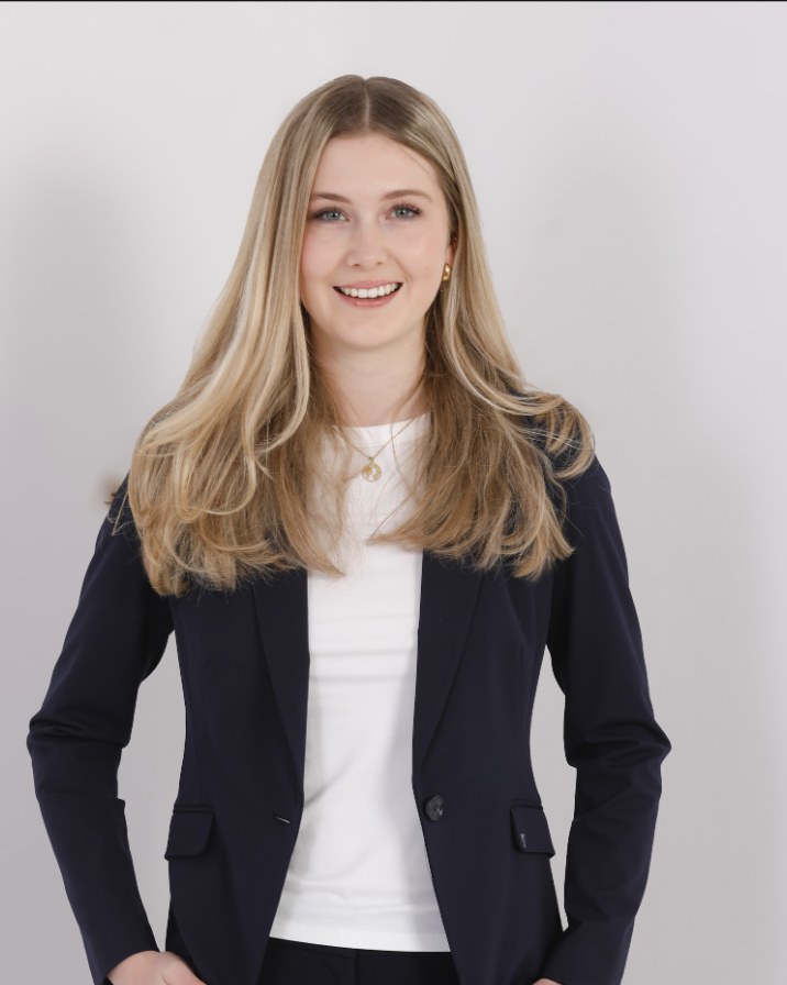 Bewerbungsfoto – junge Frau im Blazer, heller Hintergrund