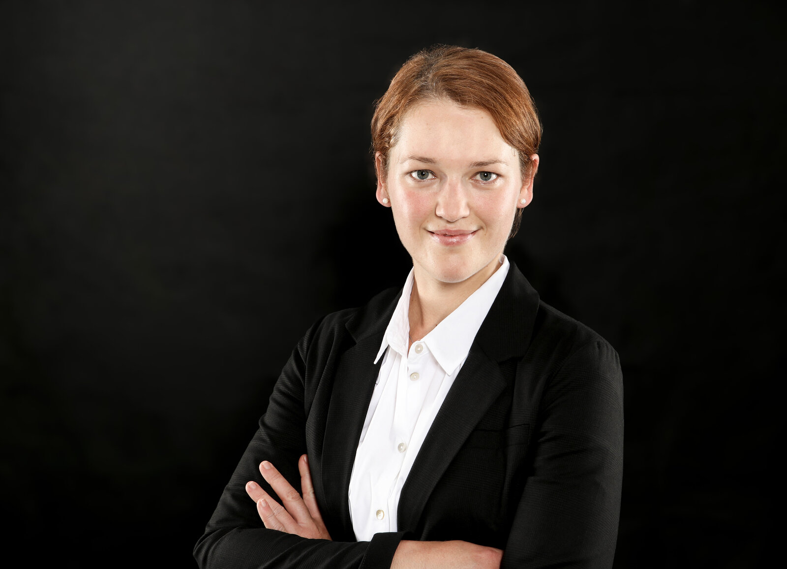 Bewerbungsfoto – Frau, Studio-Portrait vor schwarzem Hintergrund