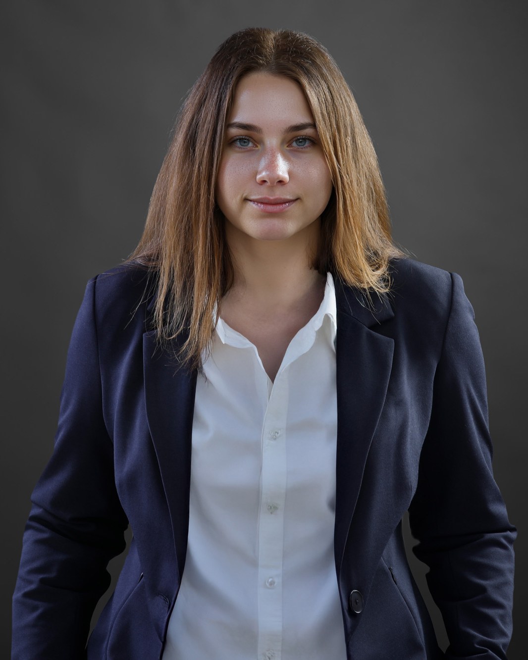 Bewerbungsfoto – junge Frau, Management-Position, dunkler Hintergrund
