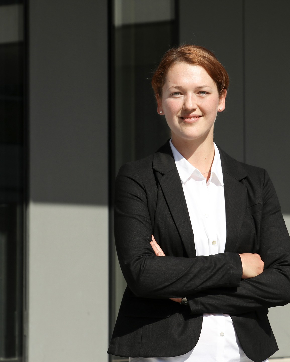 Bewerbungsfoto – Outdoor-Portrait vor moderner Architektur