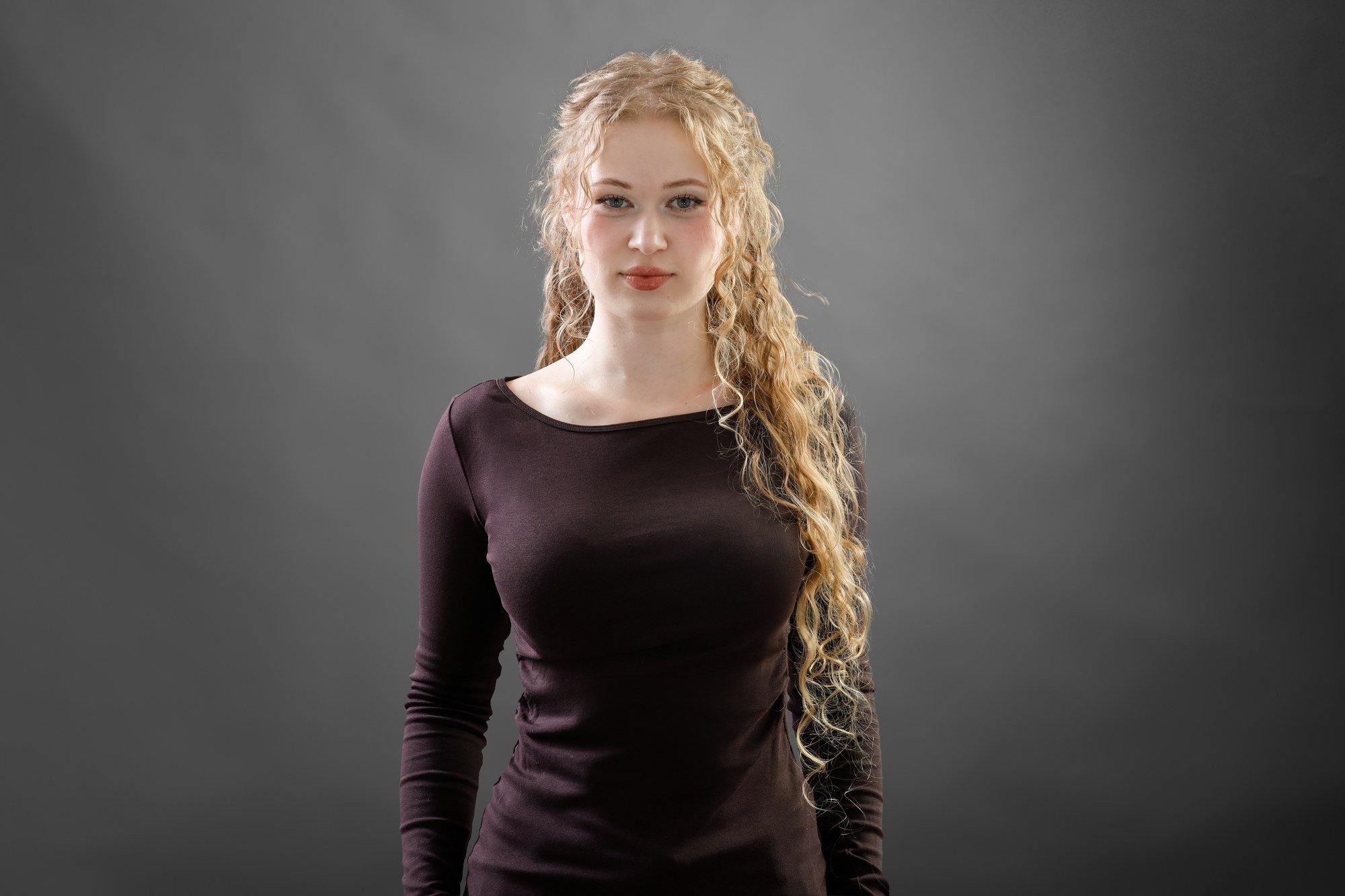 Bewerbungsfoto, Studio-Portrait vor grauem Hintergrund
