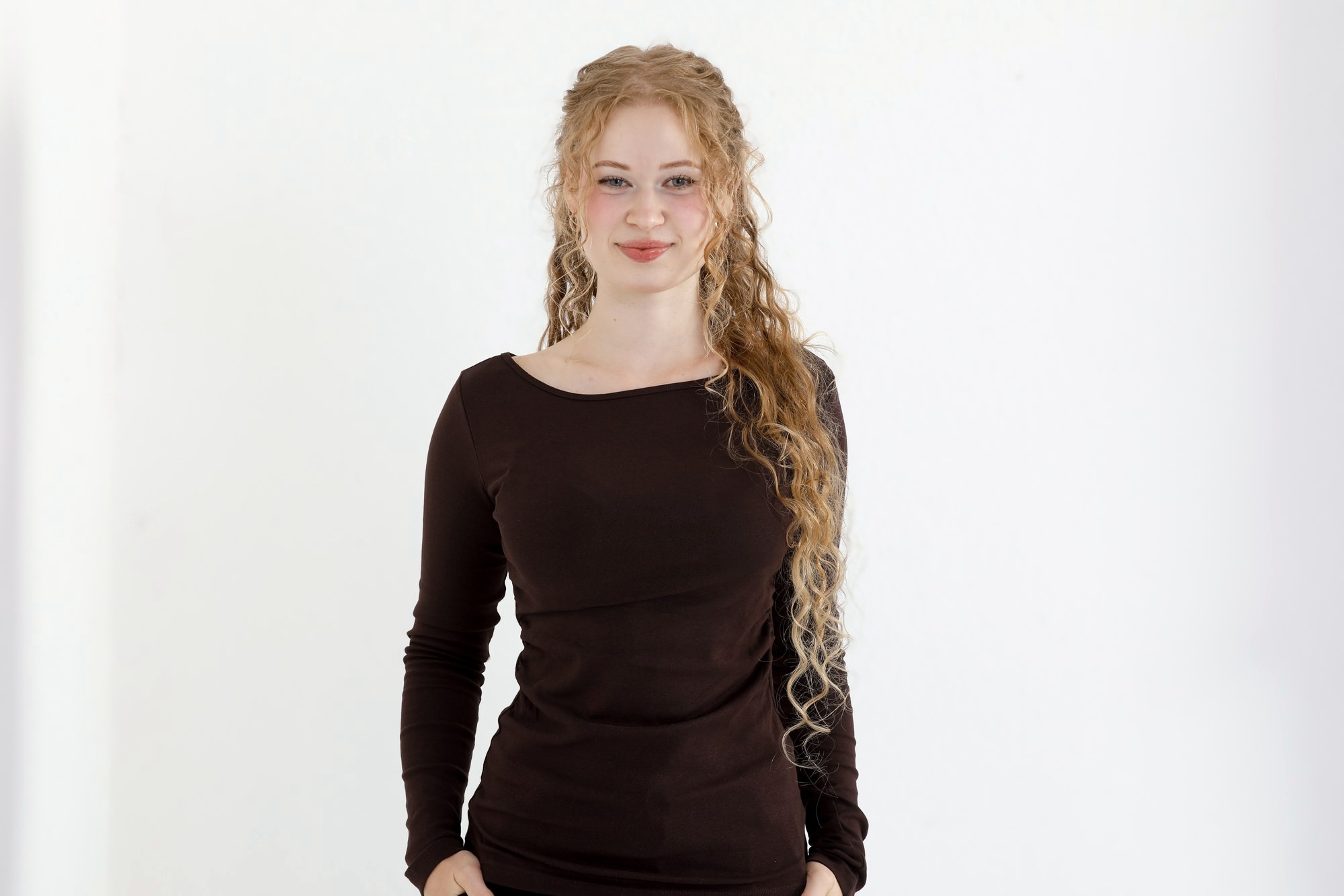 Bewerbungsfoto – junge Frau, Studio-Portrait vor weißem Hintergrund