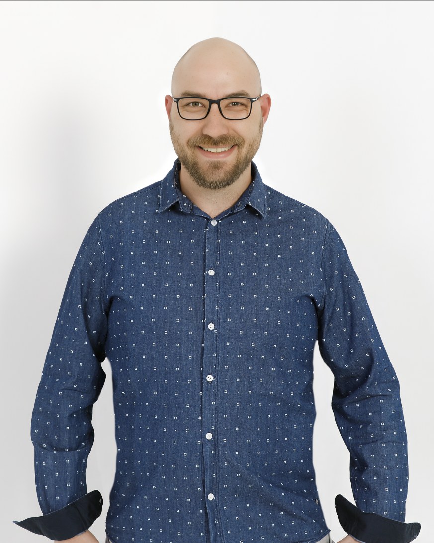 Bewerbungsfoto – Mann mit Bart und Brille, sympathischer Ausdruck