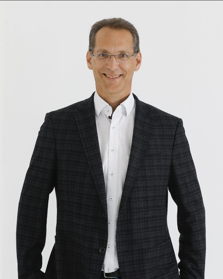 Bewerbungsfoto – Mann mit Brille, seriöser Business-Look