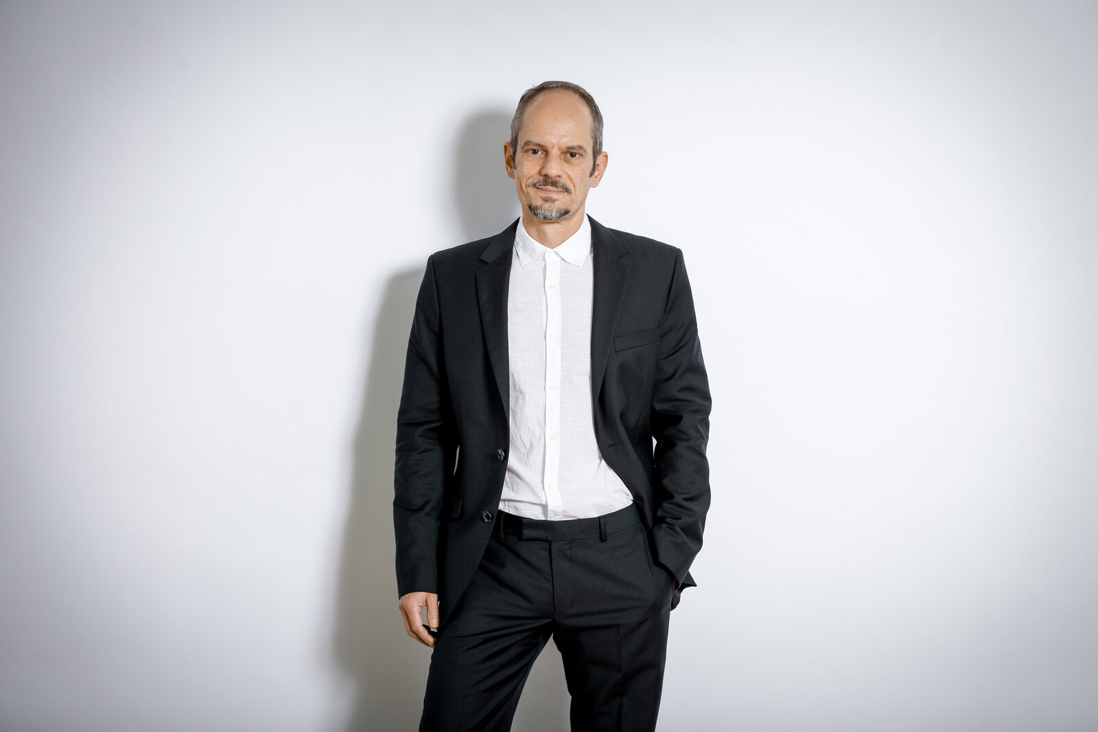 Bewerbungsfoto – Mann mit Bart, Studio-Portrait vor hellem Hintergrund