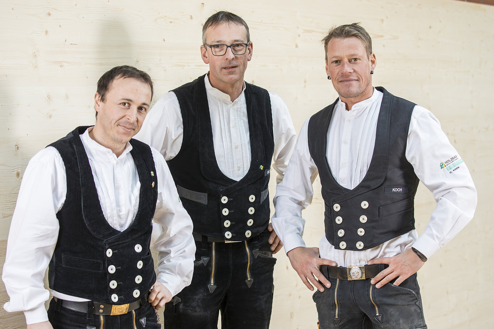 Portrait der drei Meisterkurs-Dozenten in traditioneller Zunftkleidung, Bildungszentrum Holzbau Biberach