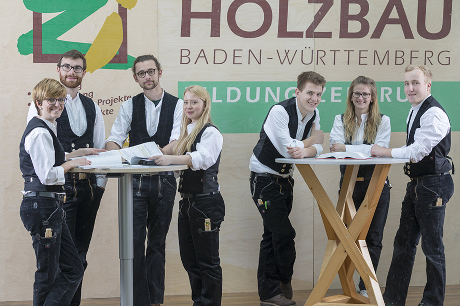 Team des Bildungszentrums Holzbau Biberach am Infostand, Banner HOLZBAU Baden-Württemberg Bildungszentrum