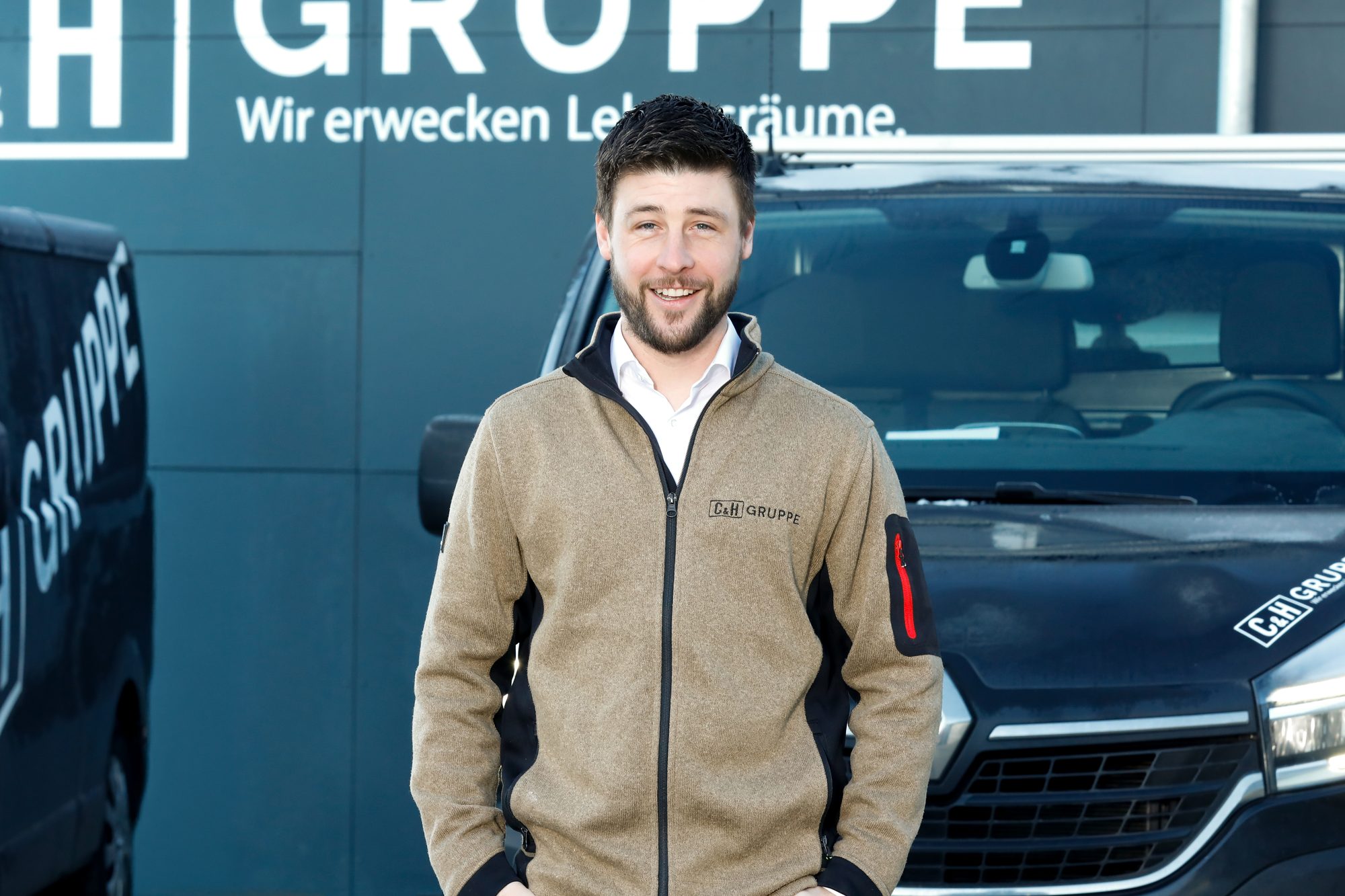 Mitarbeiter-Portrait vor Firmenfahrzeug