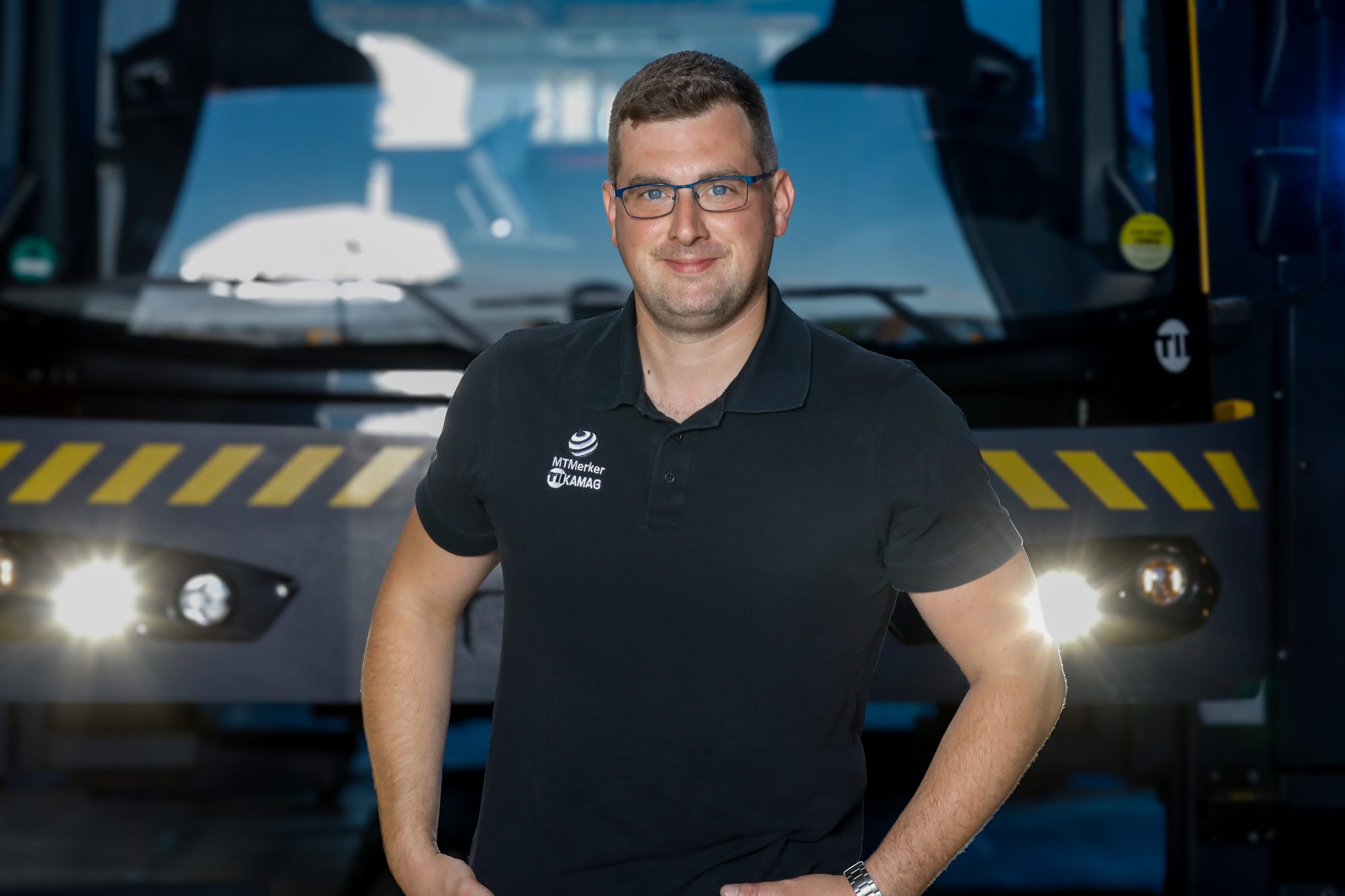 Ingenieur-Portrait vor Industriemaschine