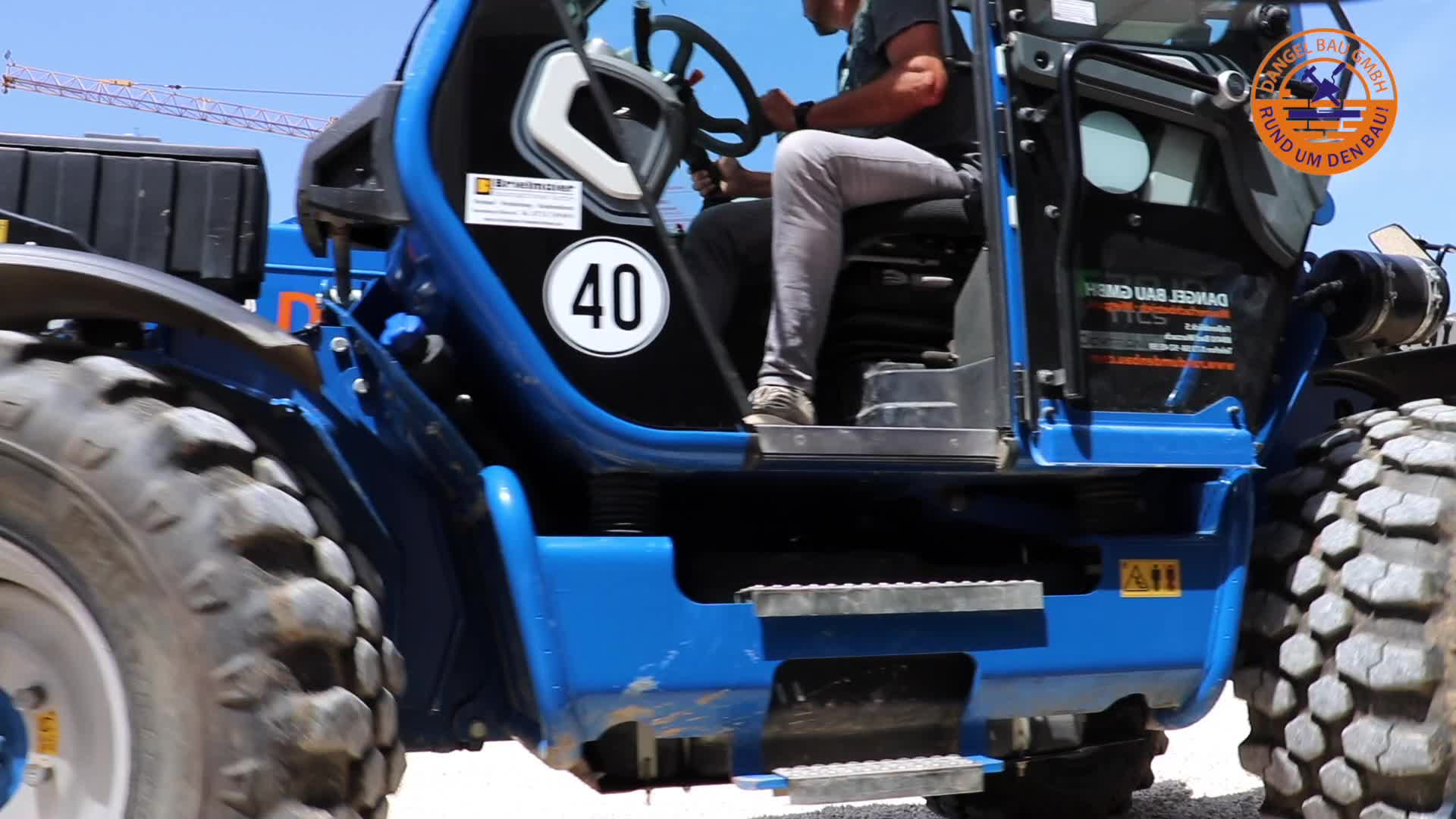 Standbild aus dem Industriefilm für Dangel Bau – Teleskoplader in Fahrt