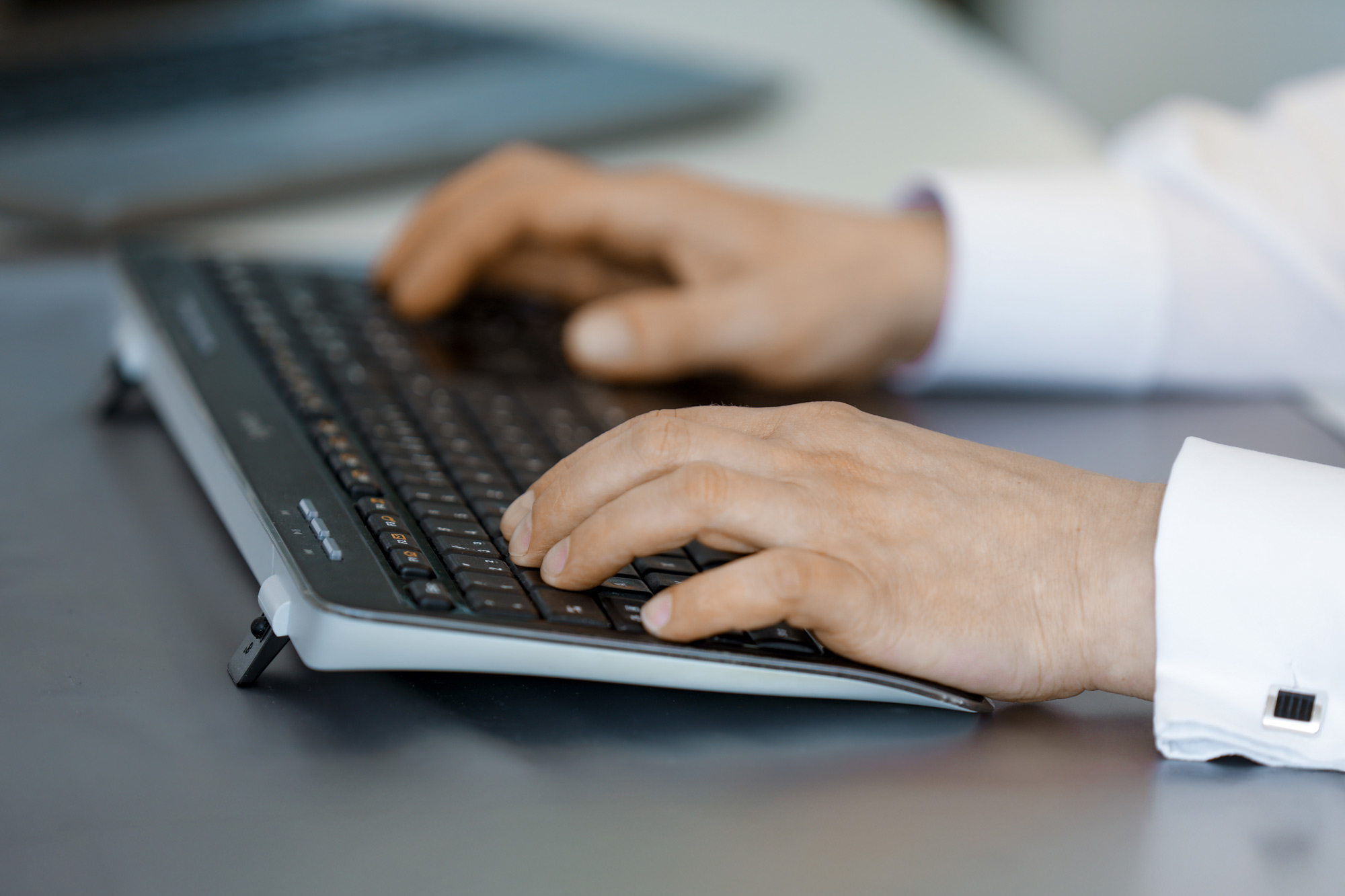 Arbeit am Laptop – digitaler Unternehmensauftritt