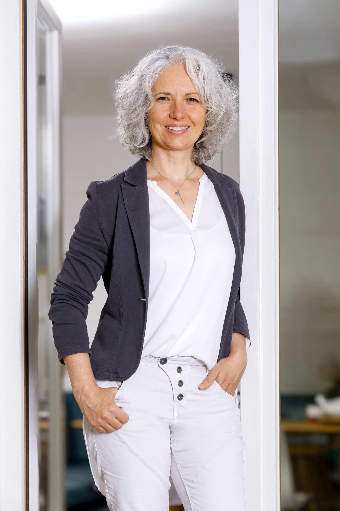 Business-Portrait im Türrahmen des Büros
