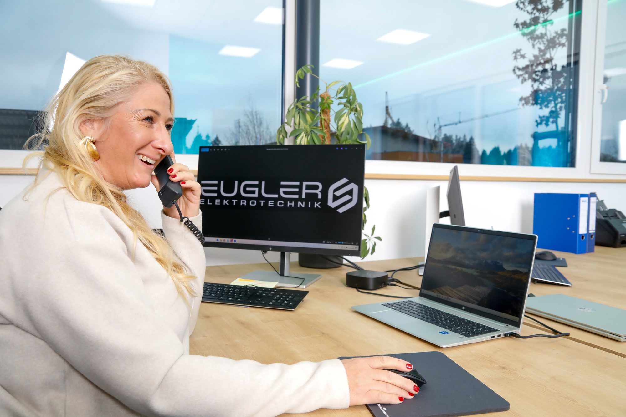 Mitarbeiterin am Telefon im Büro