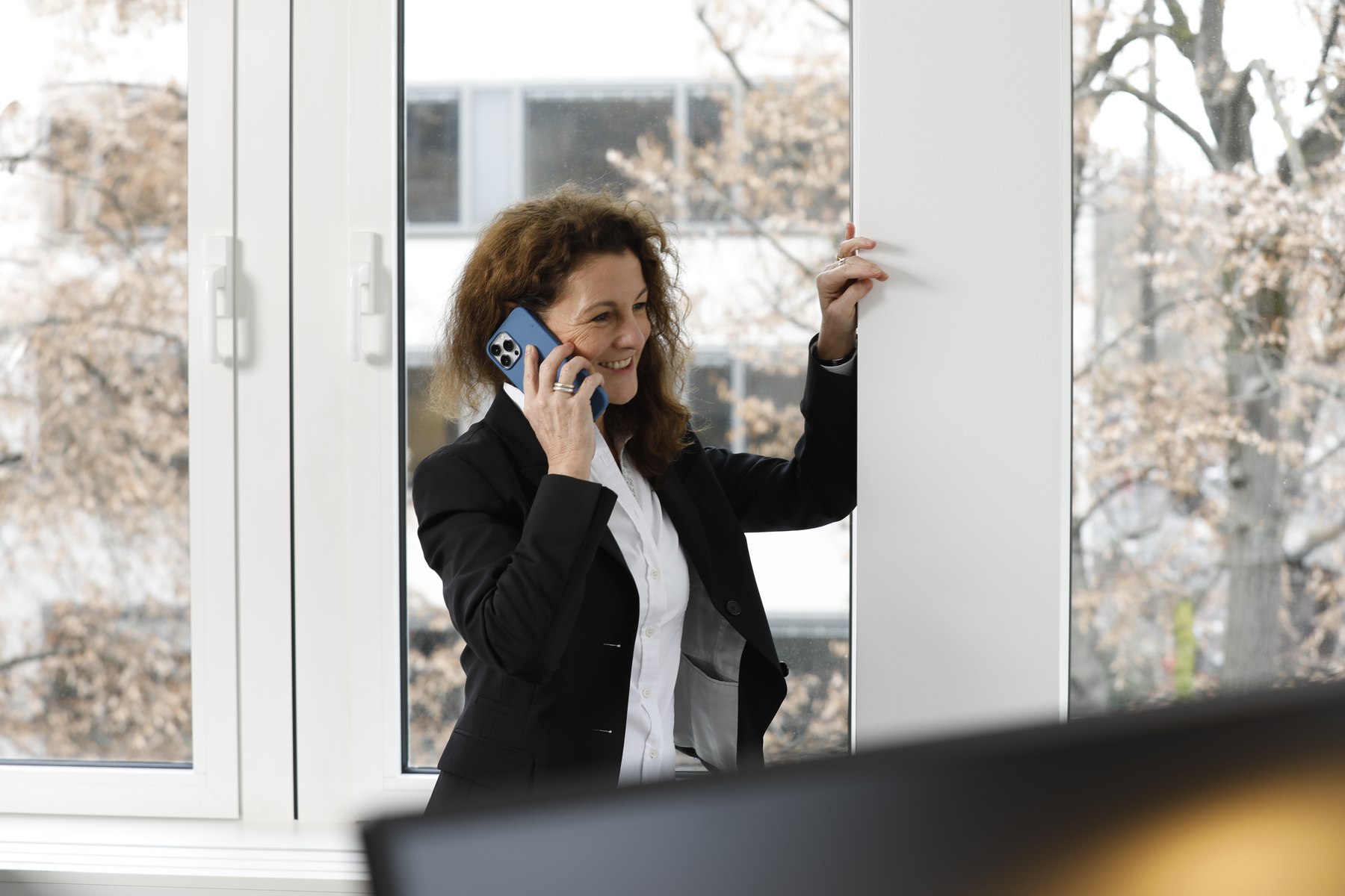 Führungskraft-Portrait am Telefon im Büro