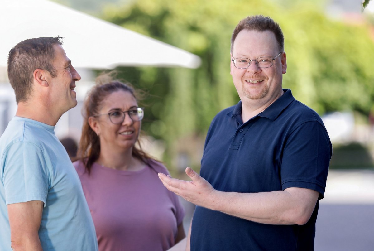 Authentisches Portrait im Gespräch auf der Terrasse