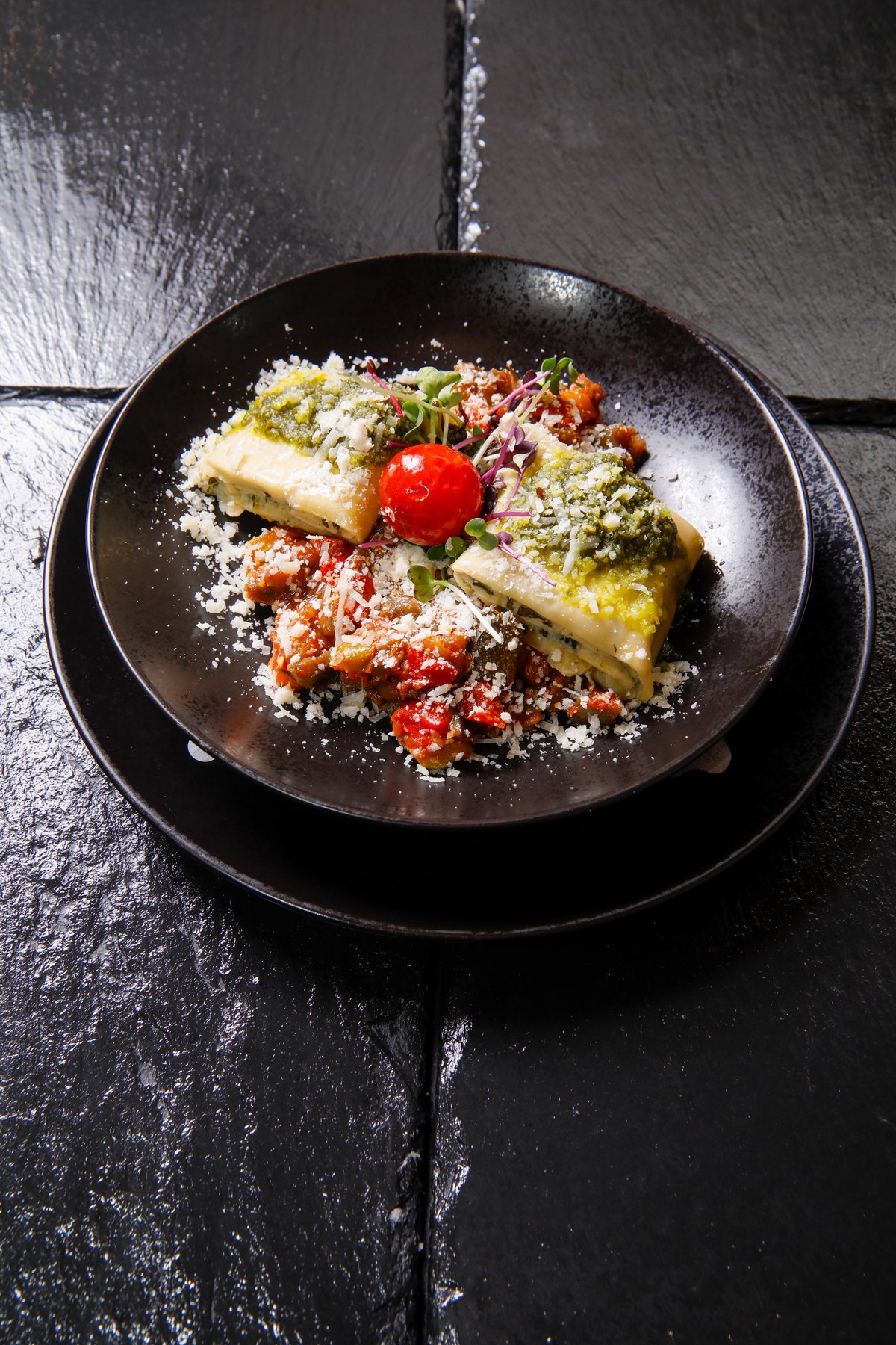 Cannelloni mit Pesto und Tomatensugo, Parmesan