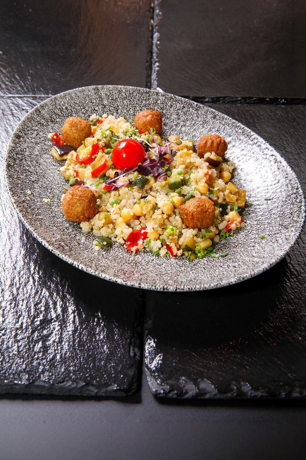 Falafel auf Quinoa-Kichererbsen-Salat