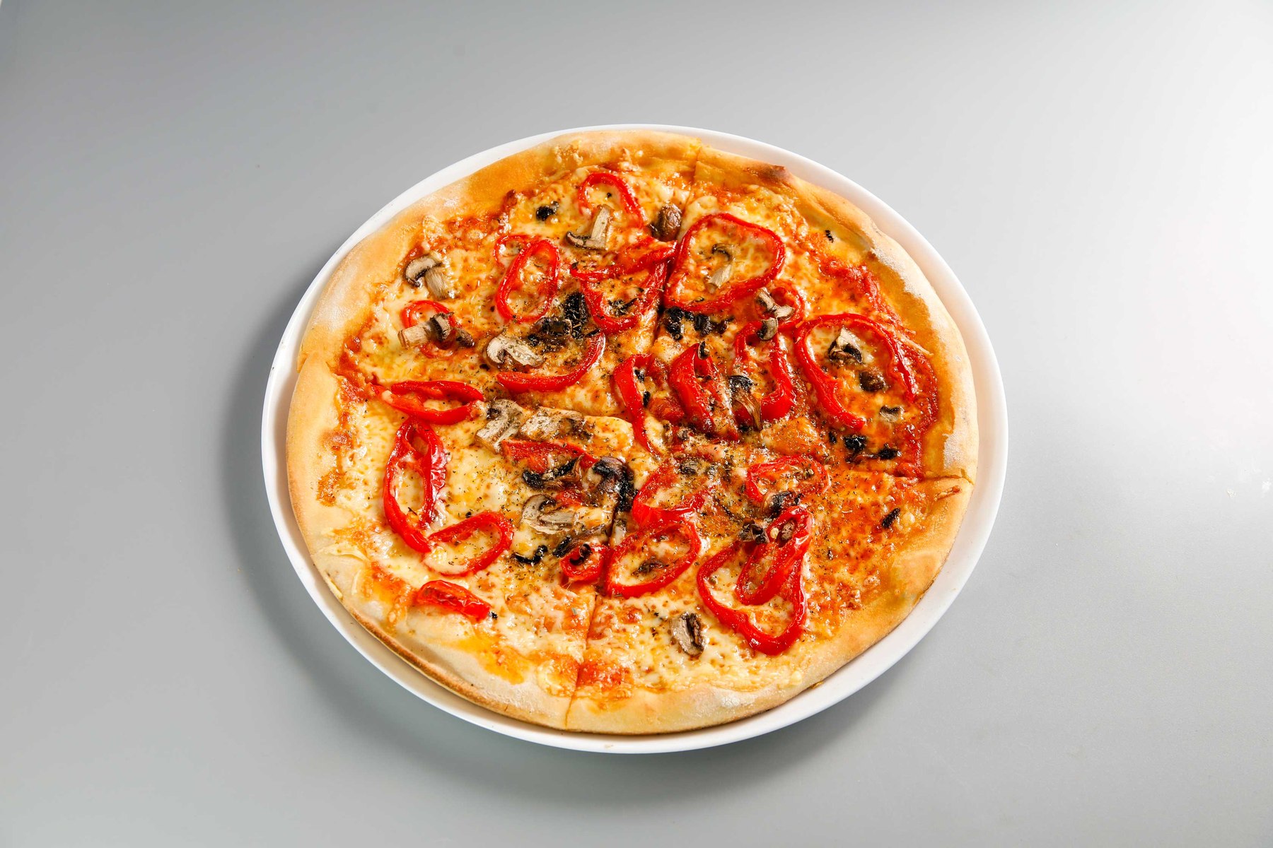 Pizza mit Paprika und Champignons