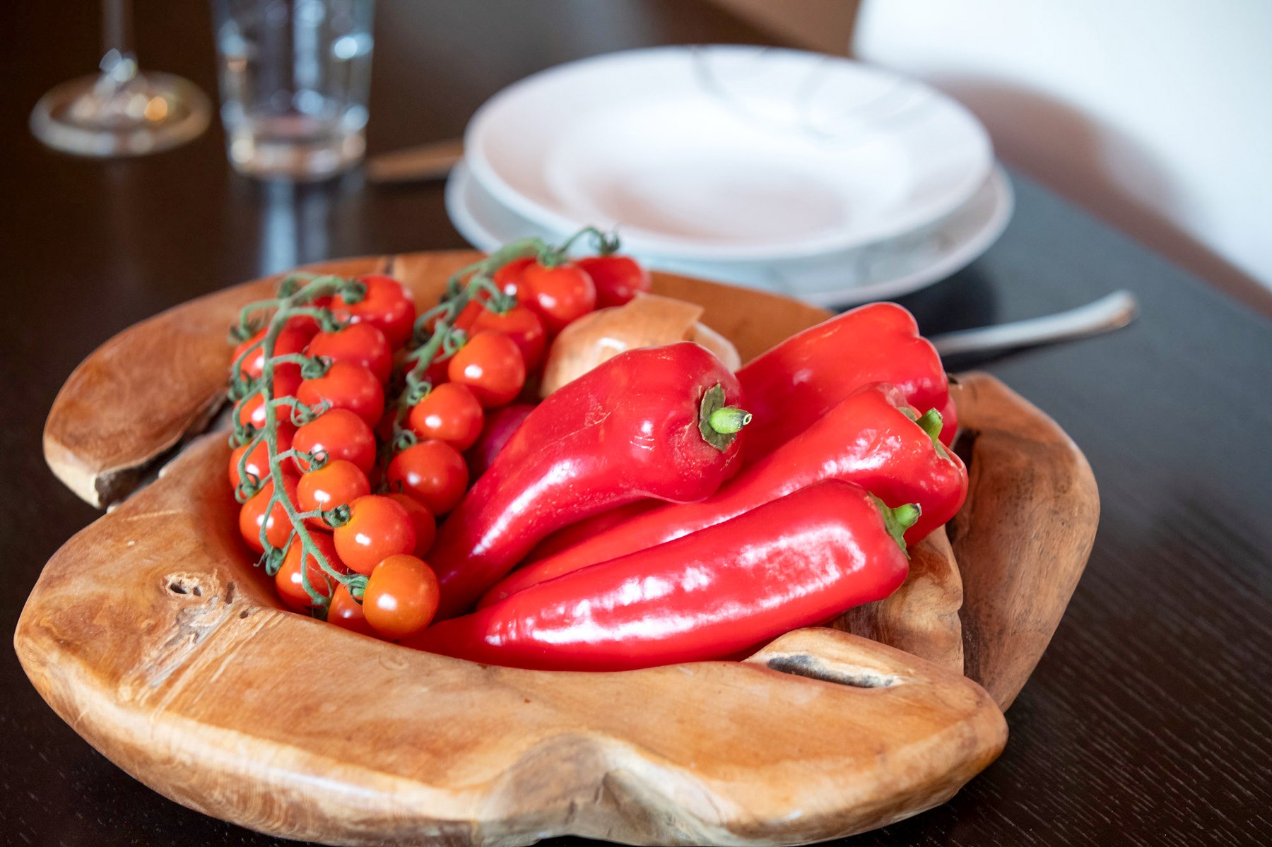 Tomaten und Paprika in Holzschale