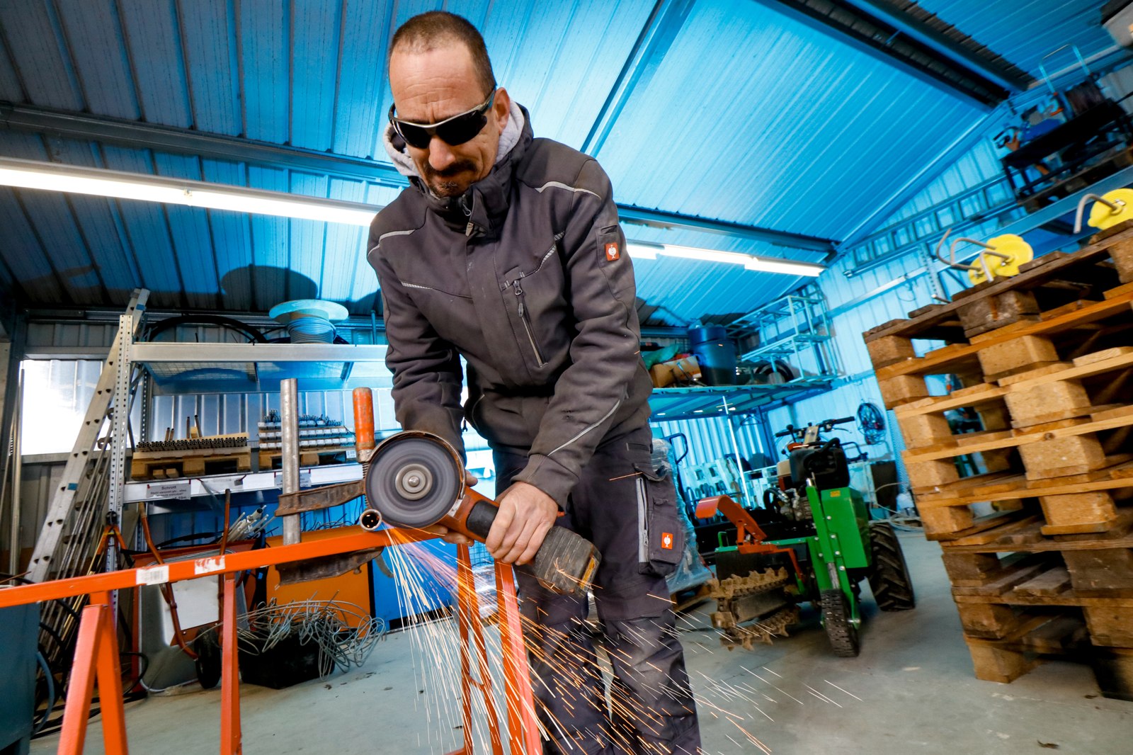 Handwerker beim Trennschleifen, Funkenflug