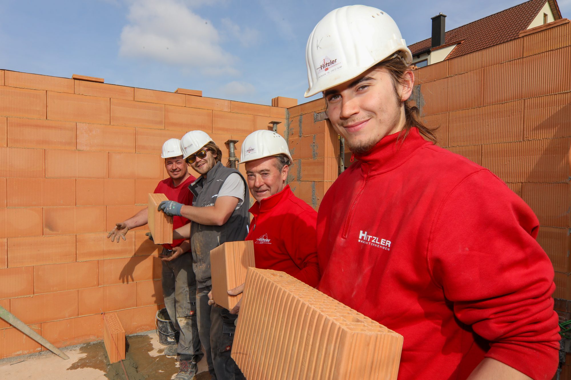 Rohbau – Team an der Wand