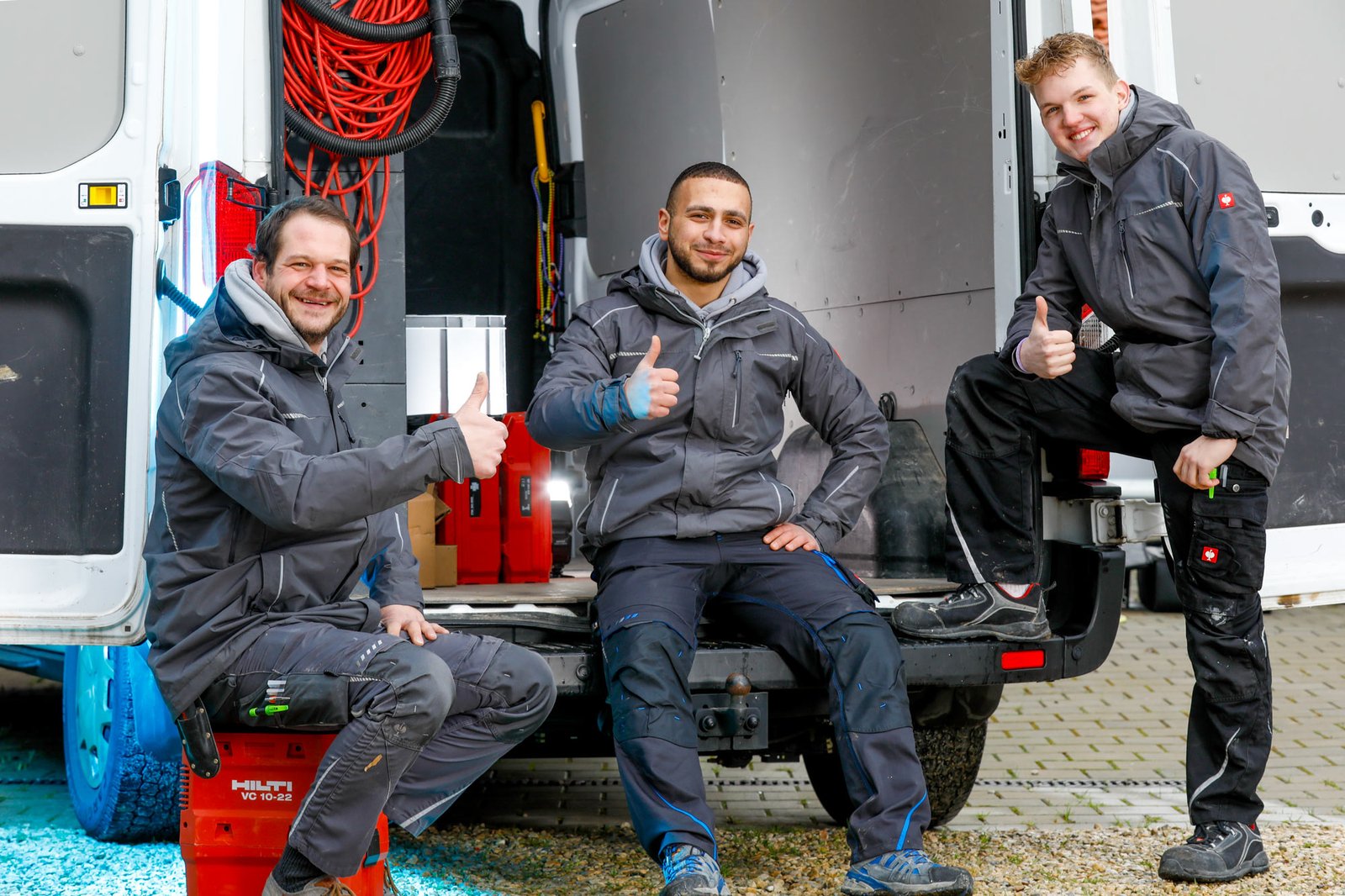 Team vor dem Servicefahrzeug