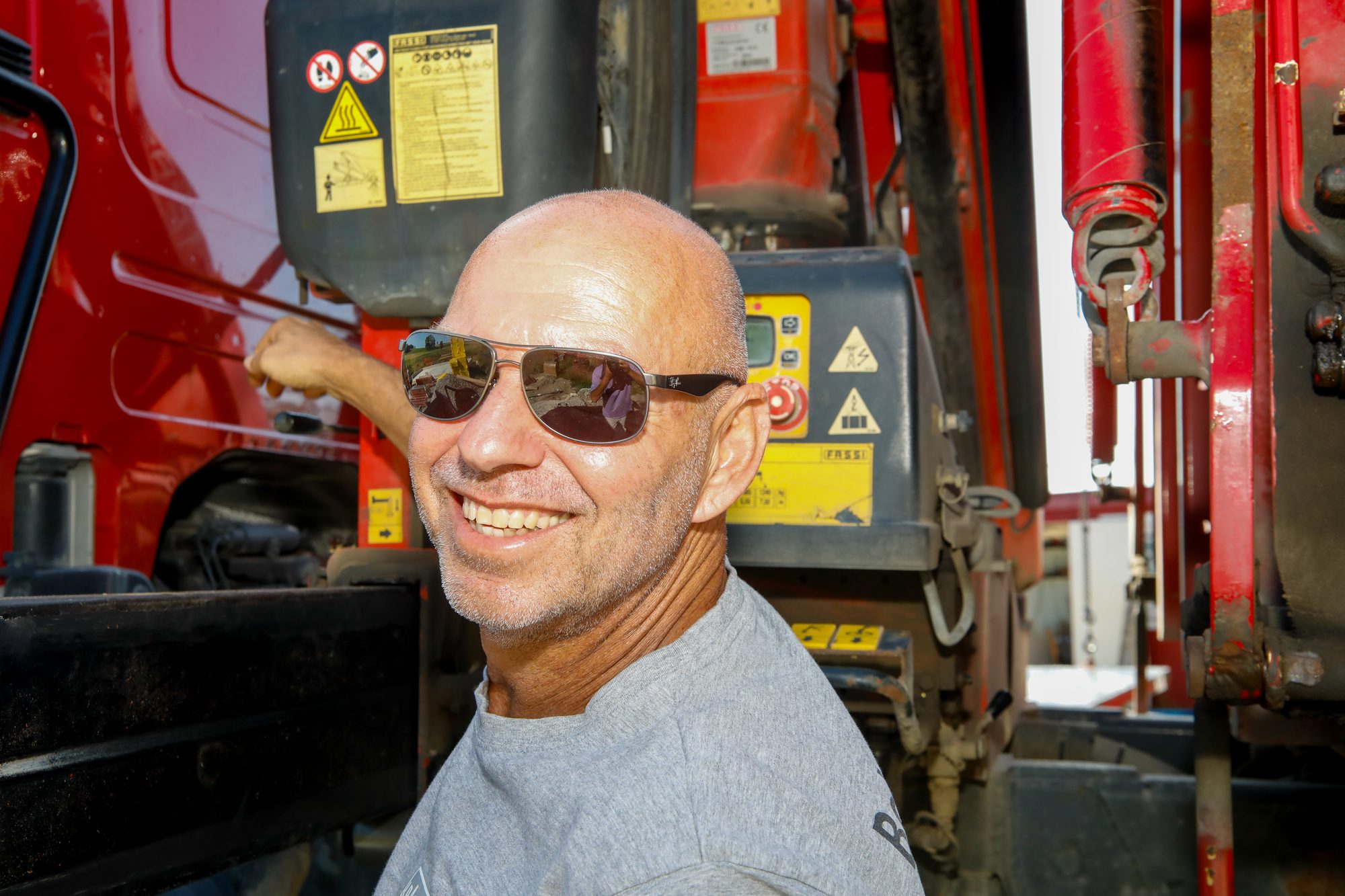 Portrait vor Nutzfahrzeug in der Werkstatt