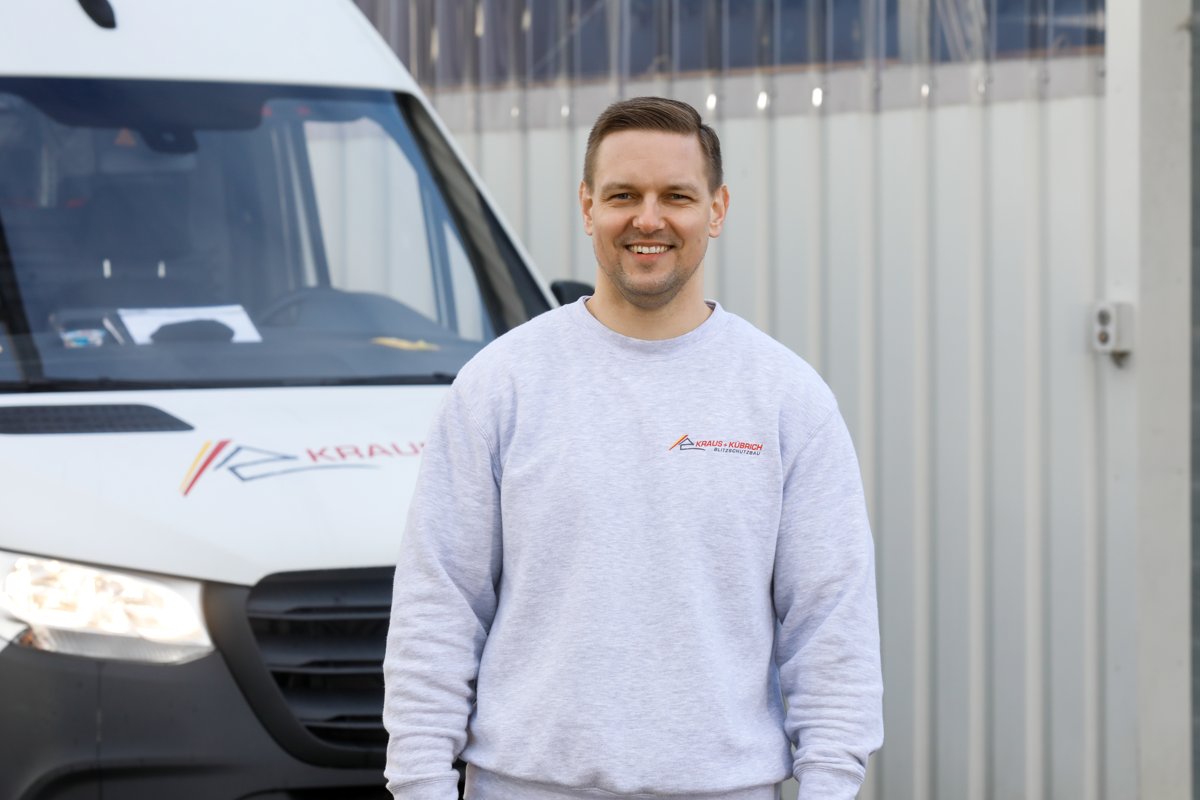 Business-Portrait vor Firmenfahrzeug