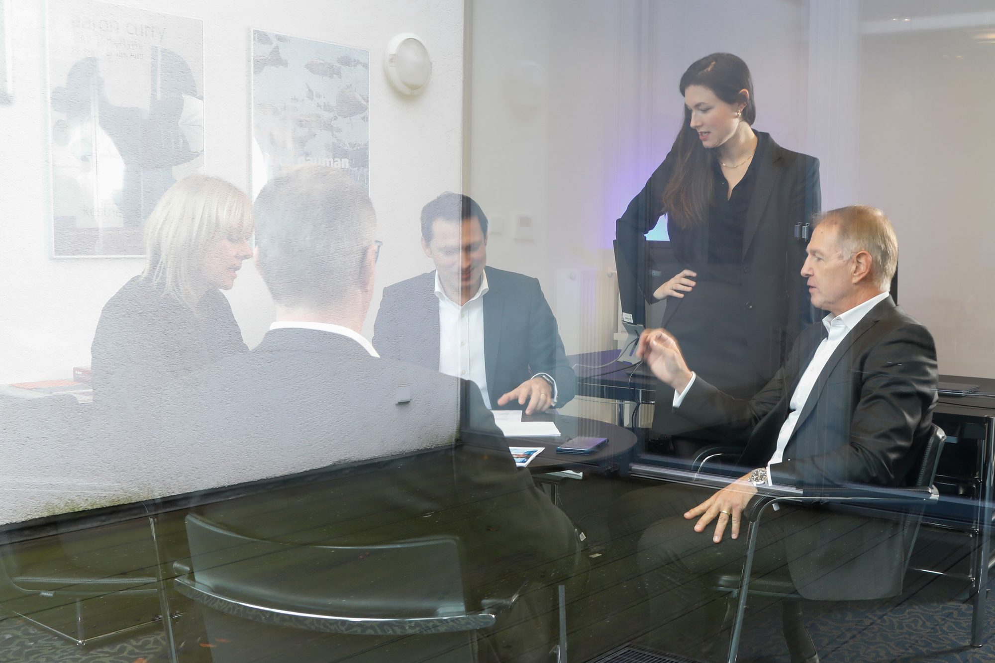 Meeting hinter Glas