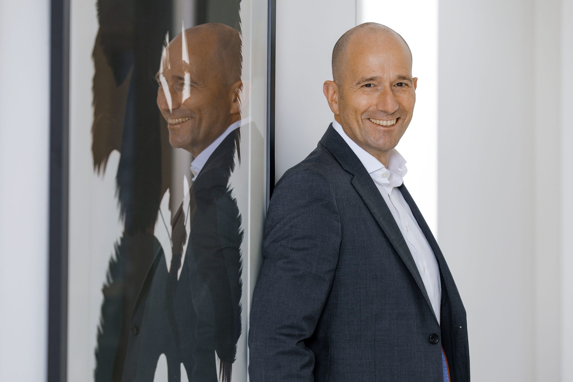 Geschäftsführer-Portrait mit Spiegelung im Büro