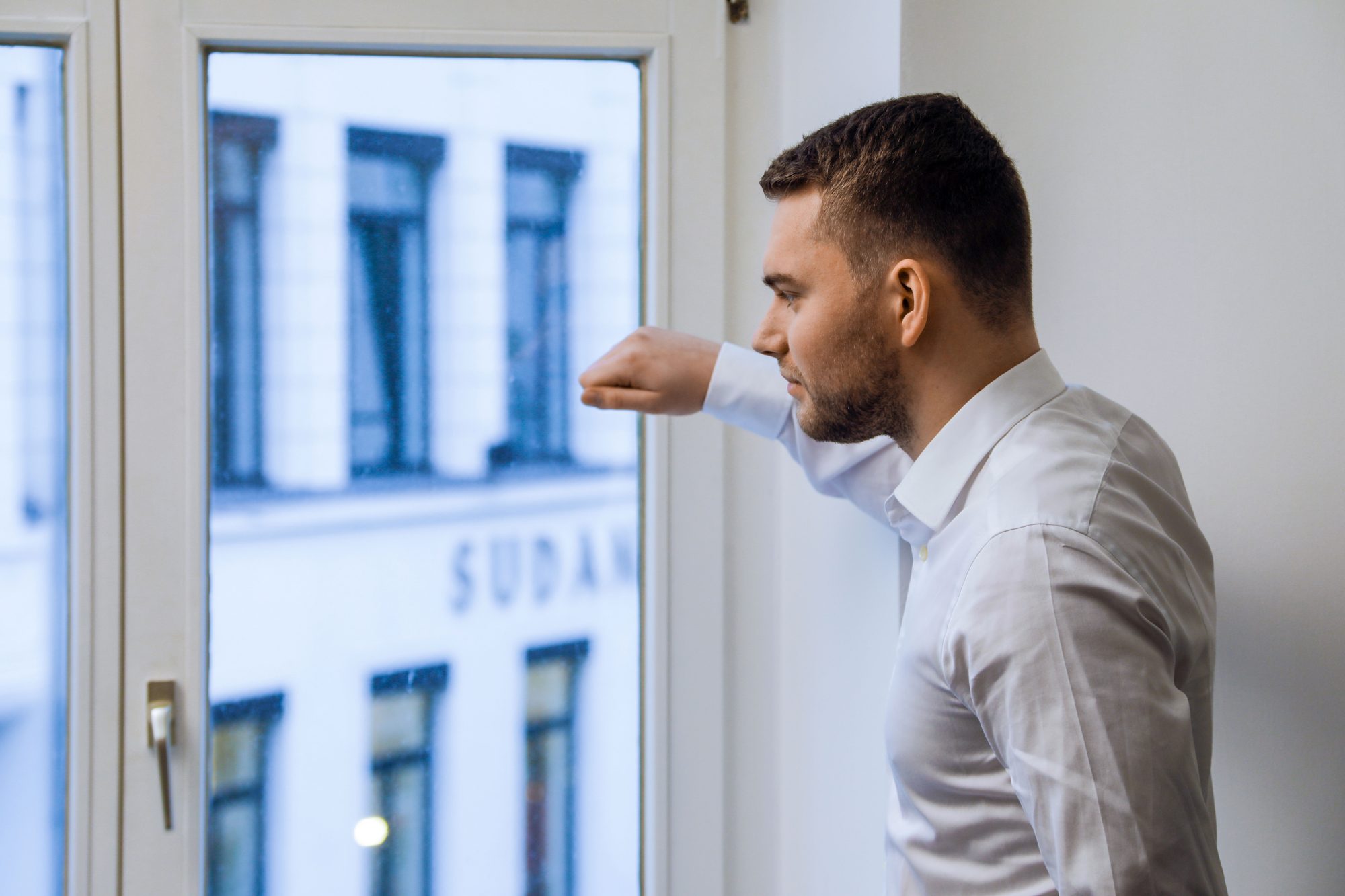 Business-Portrait im Gegenlicht am Fenster