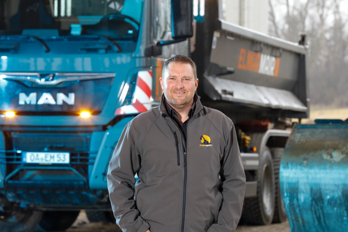 Business-Portrait vor dem Firmen-Lkw