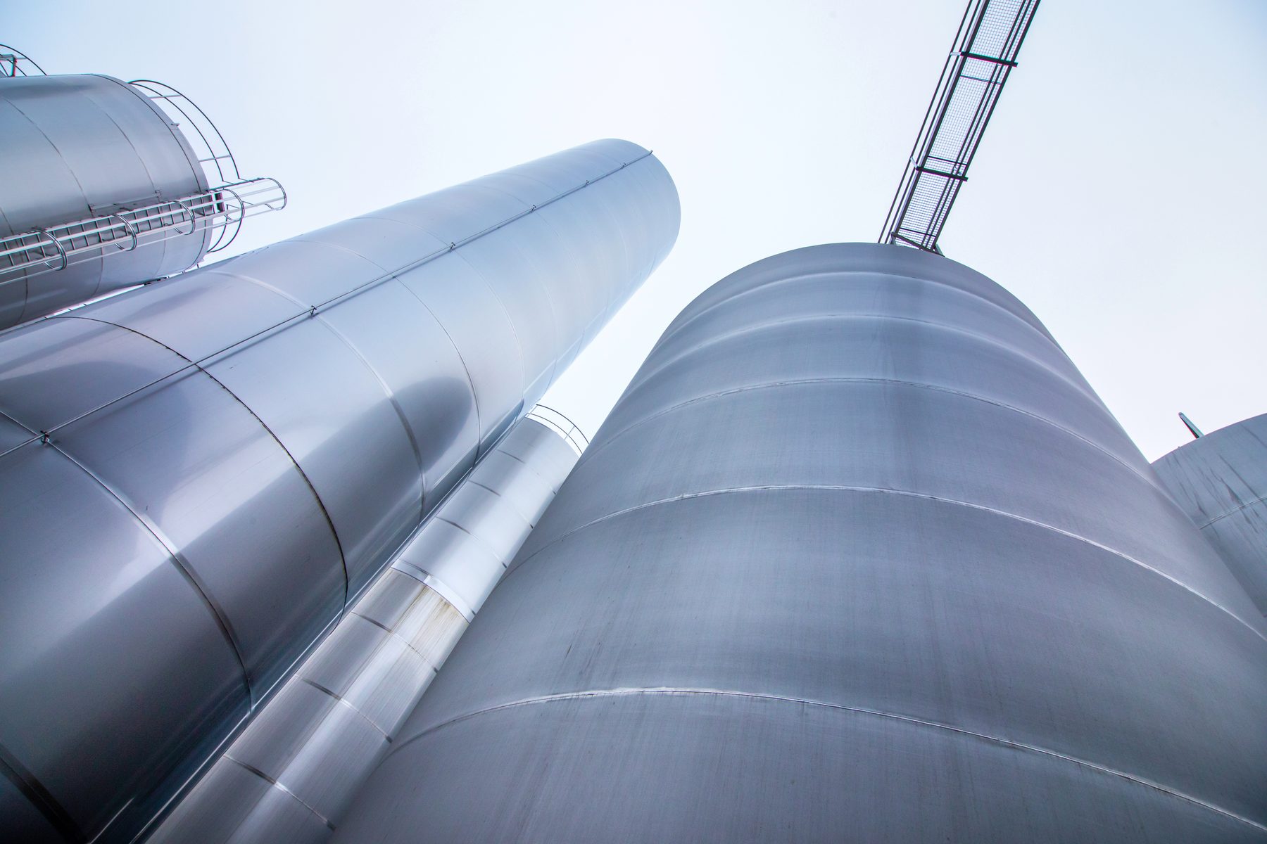 Editorial-Aufnahme von Edelstahl-Silos aus extremem Untersicht-Winkel