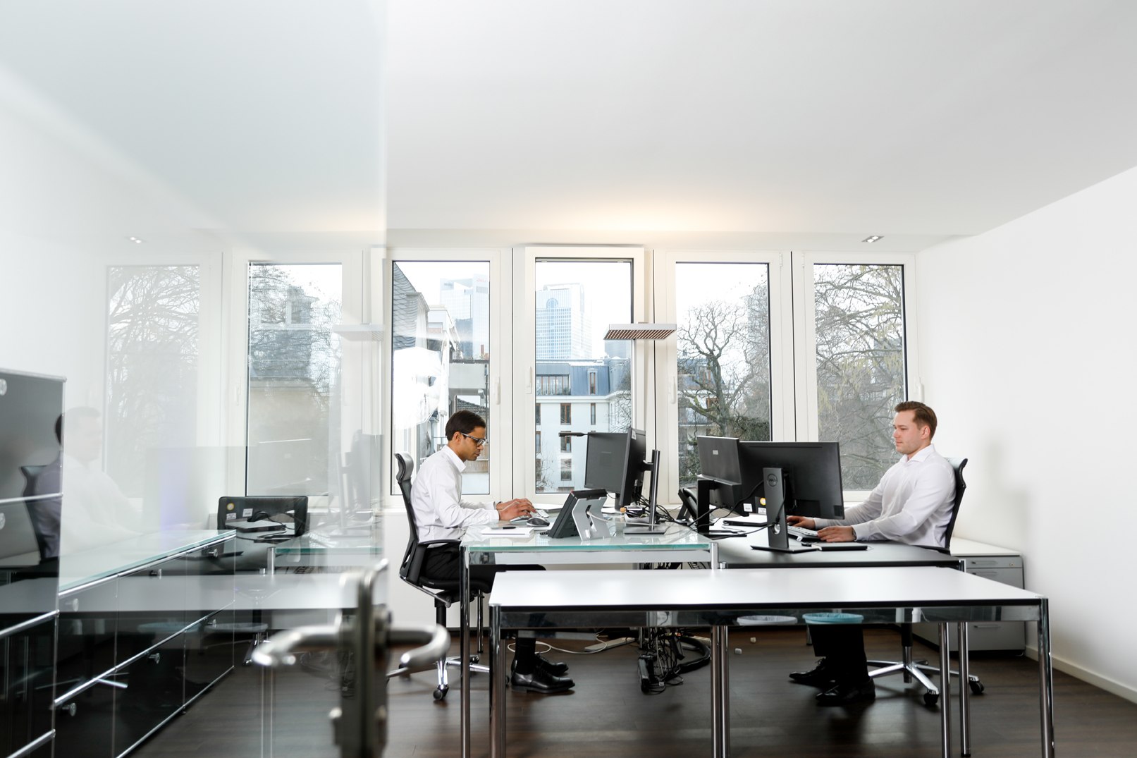 Bürogebäude mit Skyline-Blick
