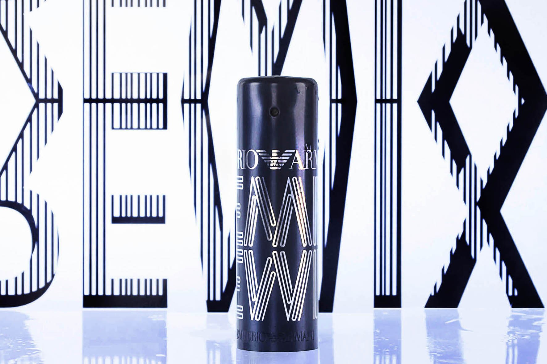 Parfumflakon Emporio Armani vor grafischem Schwarz-Weiß-Hintergrund, Editorial-Aufnahme