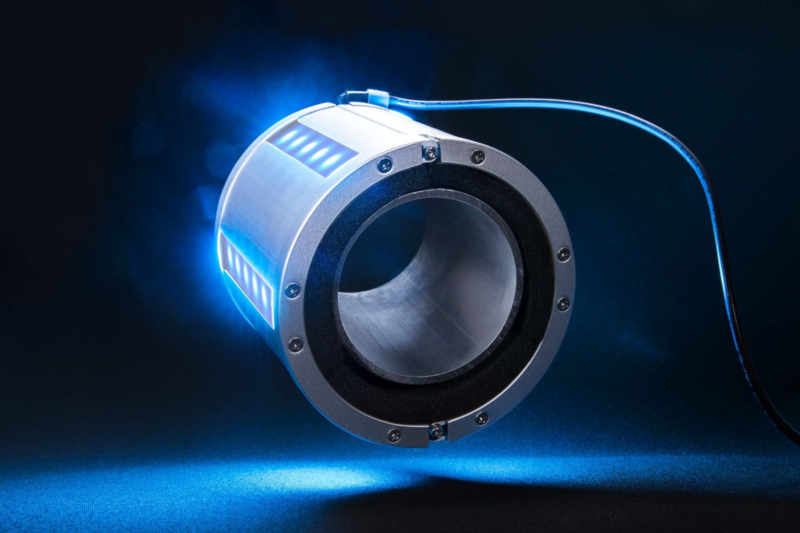 Technikbauteil in dramatischem blauem Licht