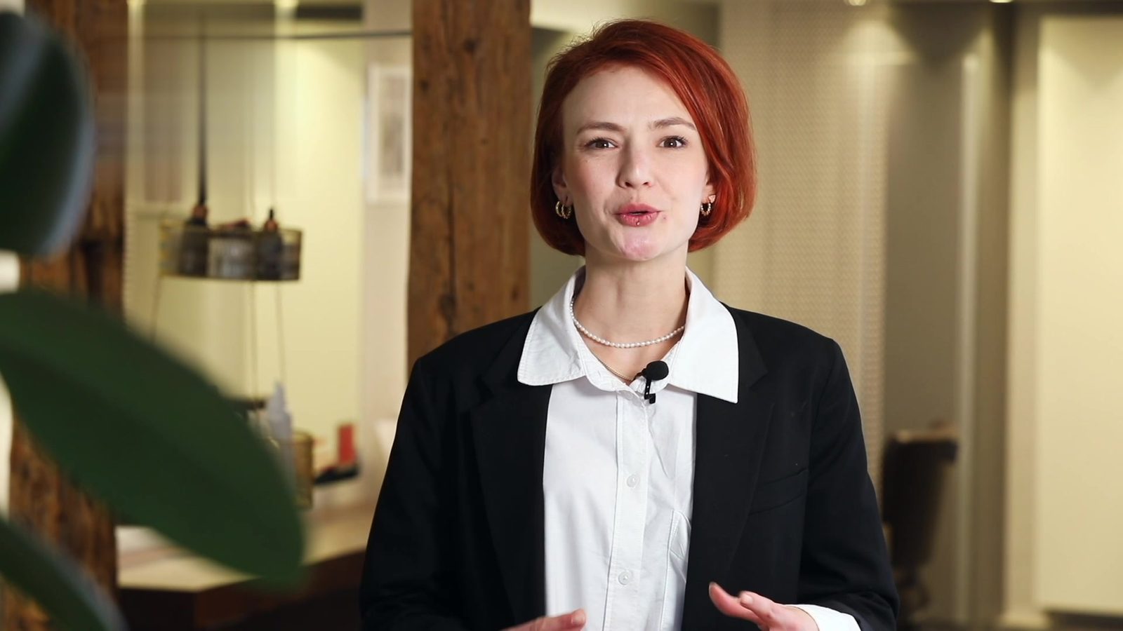 Franziska Schaschko spricht mit Ansteckmikrofon in die Kamera, Standbild aus einem Imagefilm-Dreh