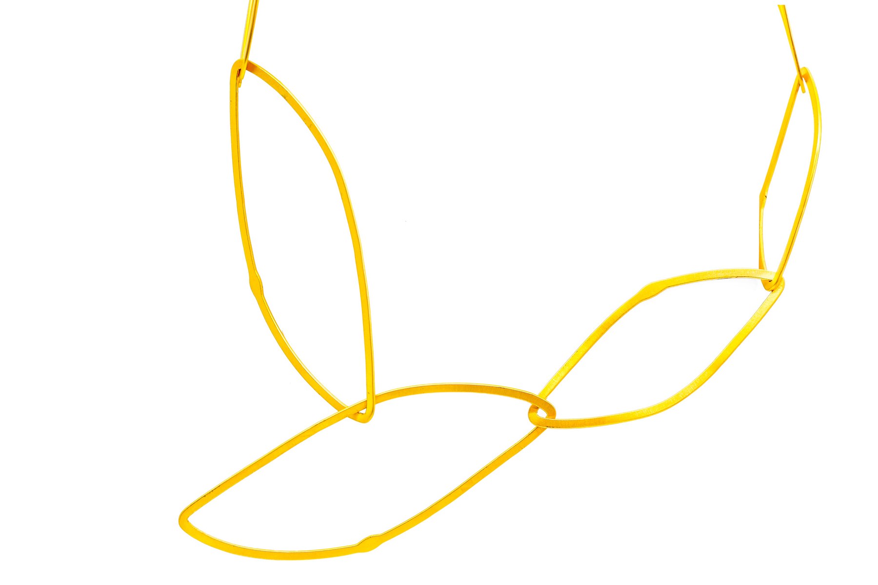Goldkette mit geometrischen Gliedern, Makroaufnahme auf Weiß