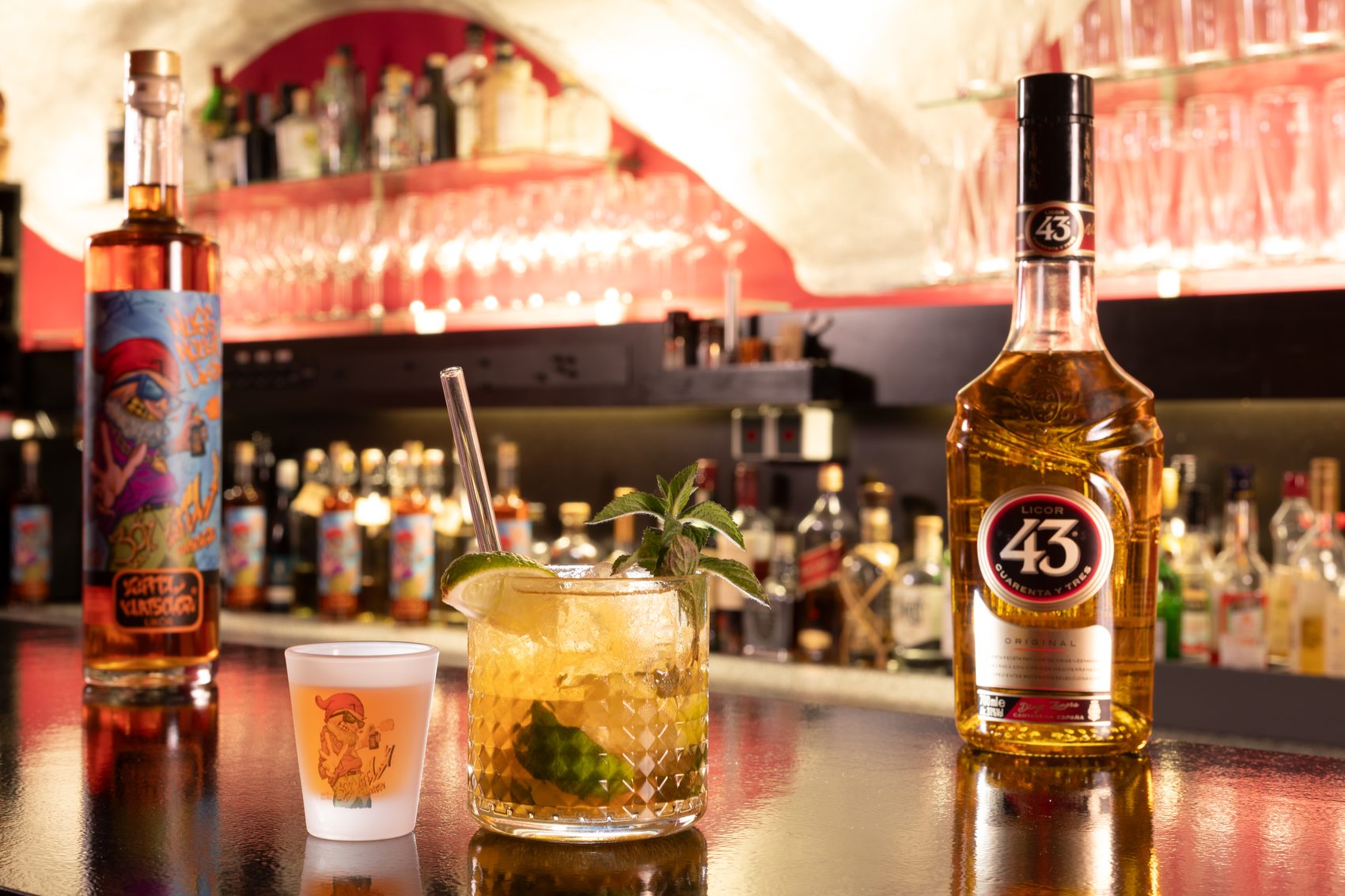 Spirituosenflasche mit Cocktail an der Bar, Flaschenwand im Hintergrund