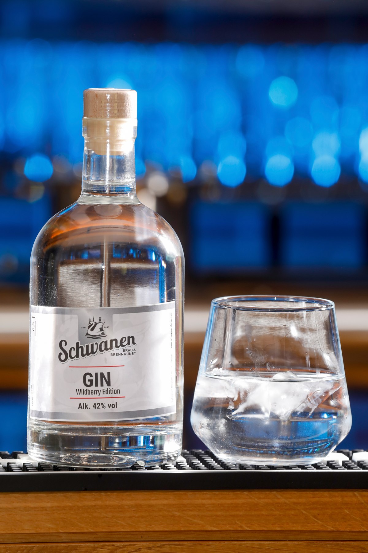 Schwanen Gin Wildberry Edition mit Glas, Bar-Ambiente