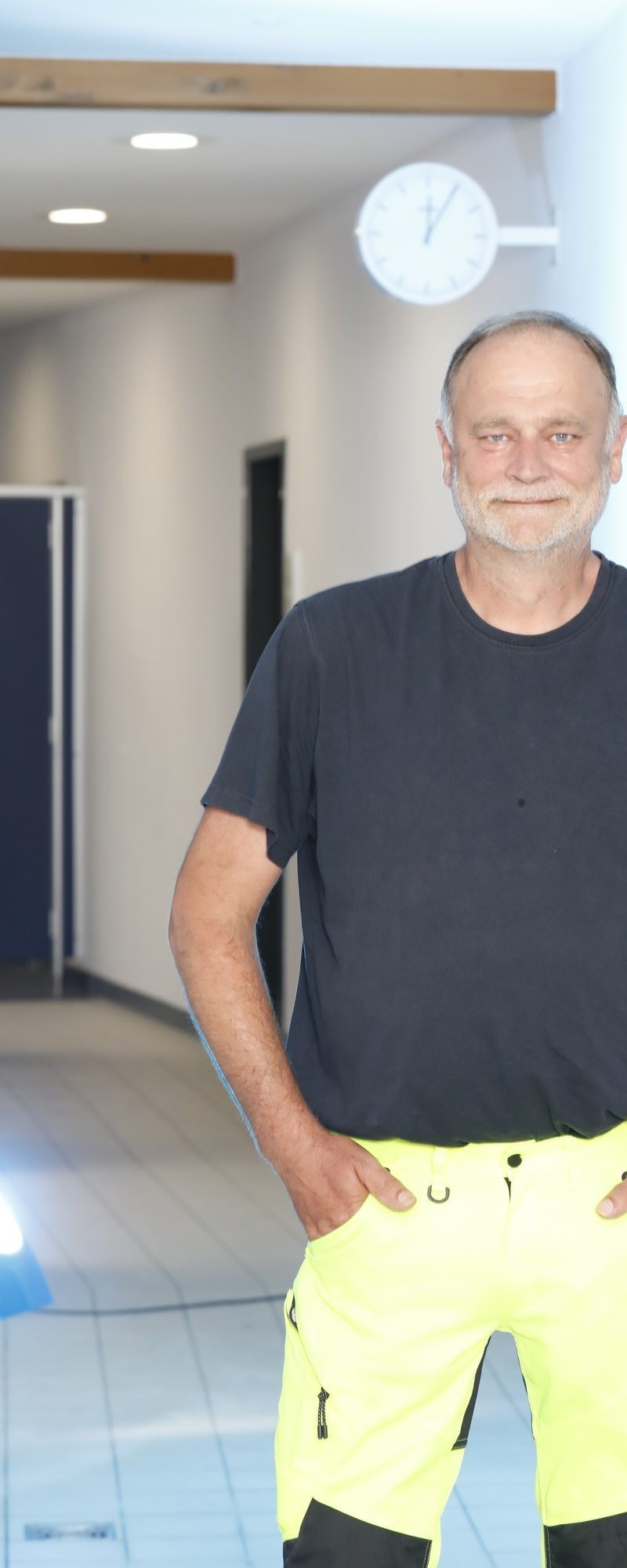 Techniker-Portrait im Betriebsgebäude
