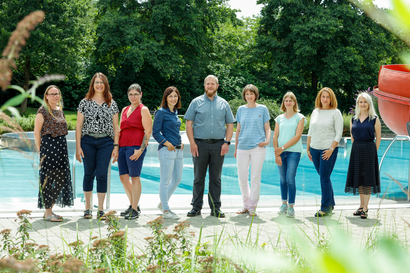 Team-Foto vor dem Schwimmbecken, Stadtwerke Laupheim