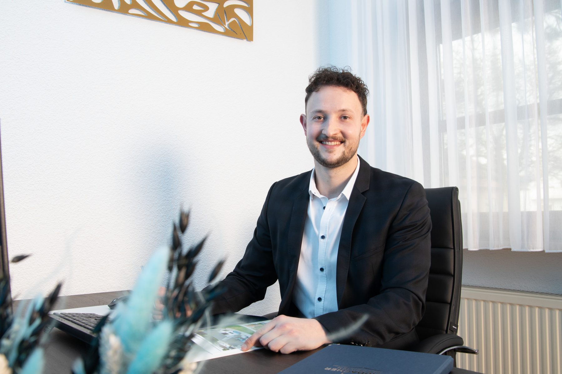 Immobilienberater im Büro am Schreibtisch