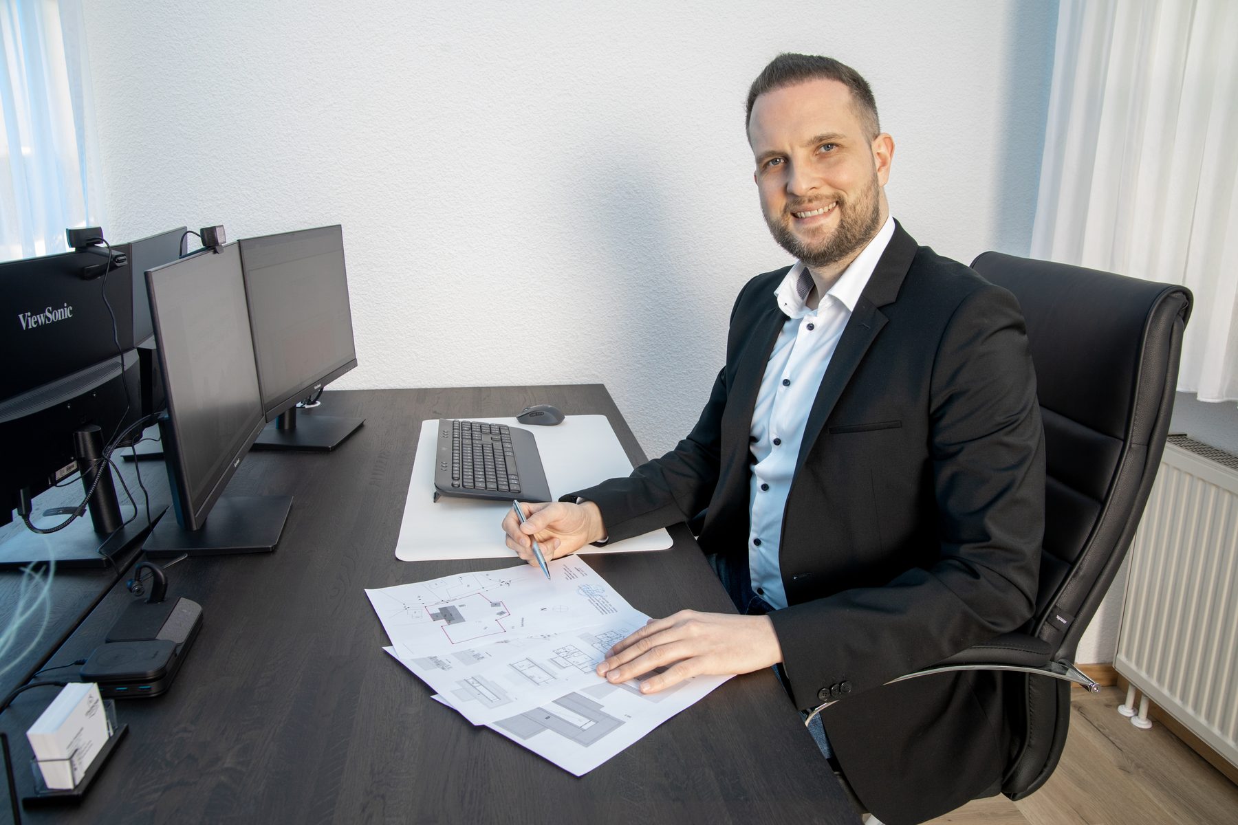 Immobilienberater am Schreibtisch im Büro