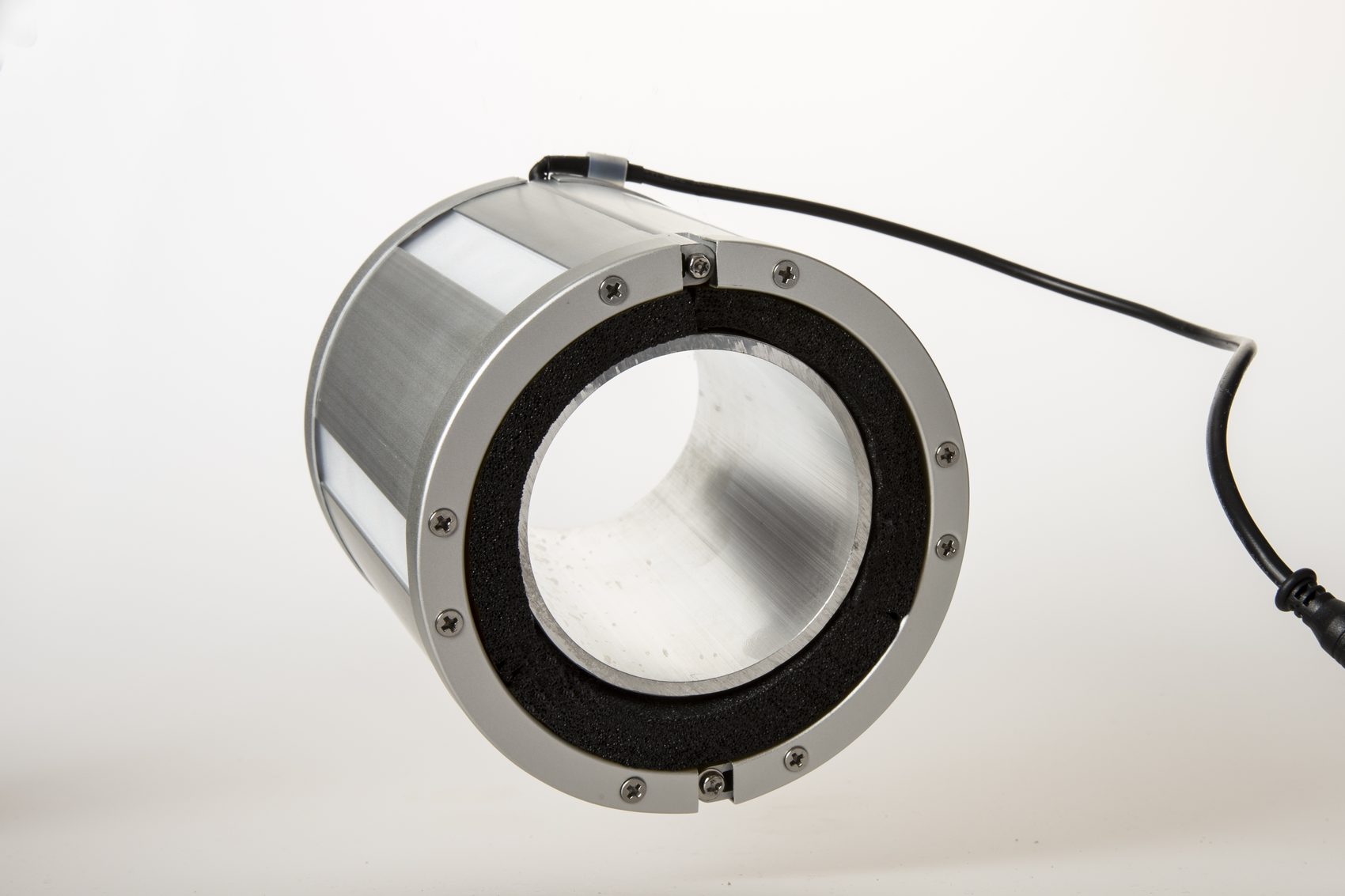 Ringförmiges Technikbauteil mit Kabel, Studioaufnahme
