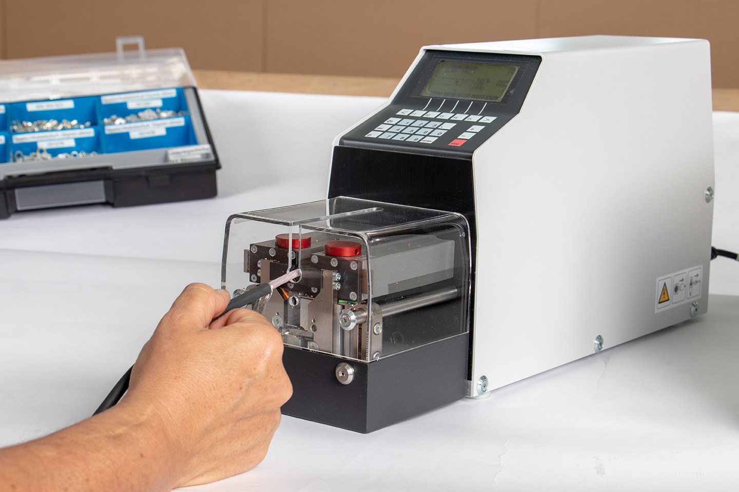 Schraubenzuführungsmaschine, Hand bedient das Bauteil im Detail